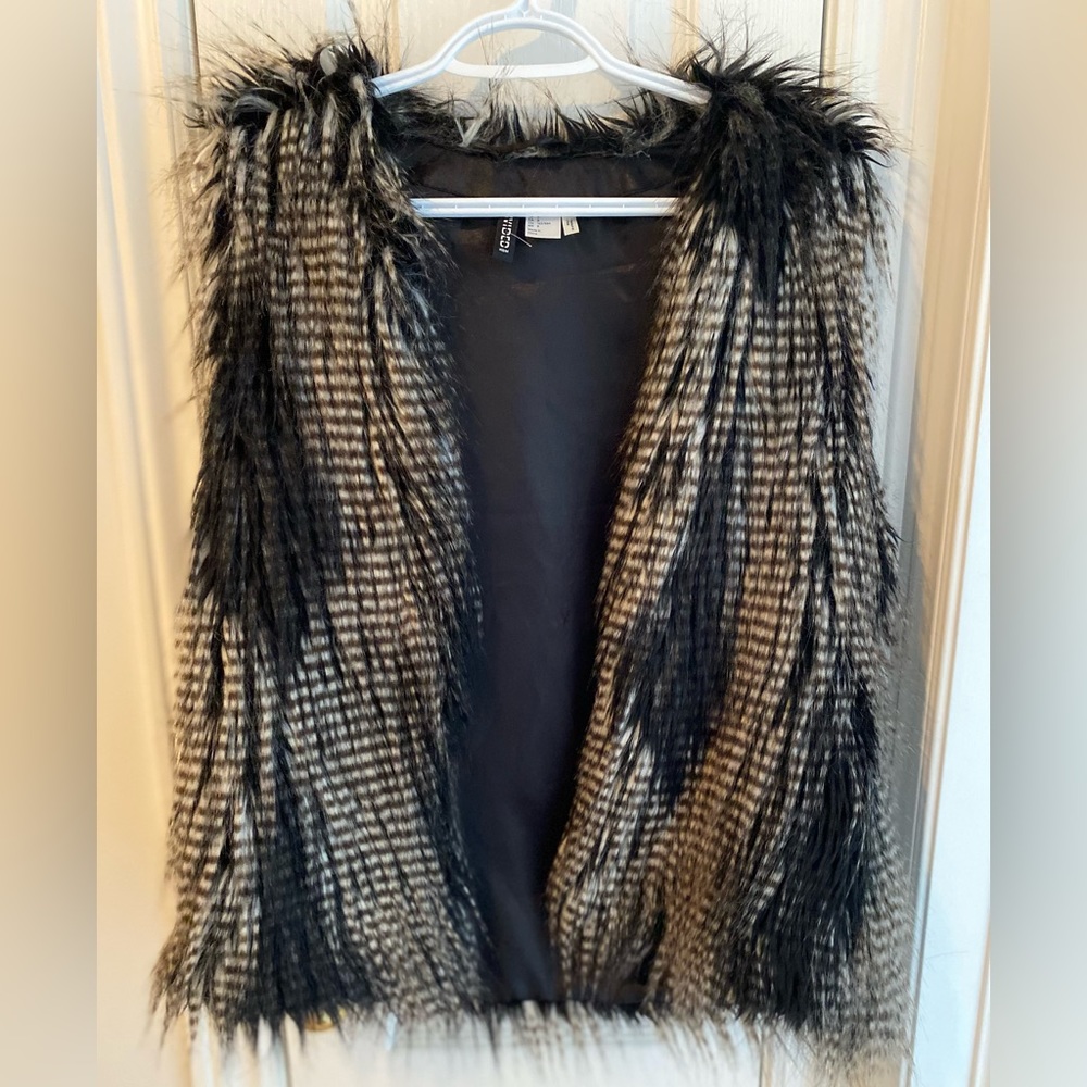 Host Pick: H&M Faux Fur Vest - Size 8